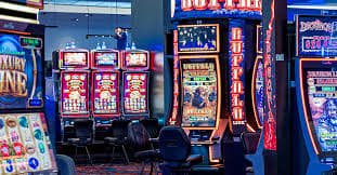 b8my com ဘောလုံးလောင်းကစား — Myanmar ကစားသမားများ Live Betting ပြုလုပ်နေသော မြင်ကွင်း